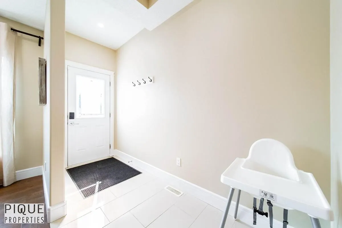 Sol Escape Home - King Bed - Hot Tub - Bbq - Sleeps 12 Edmonton Canadá