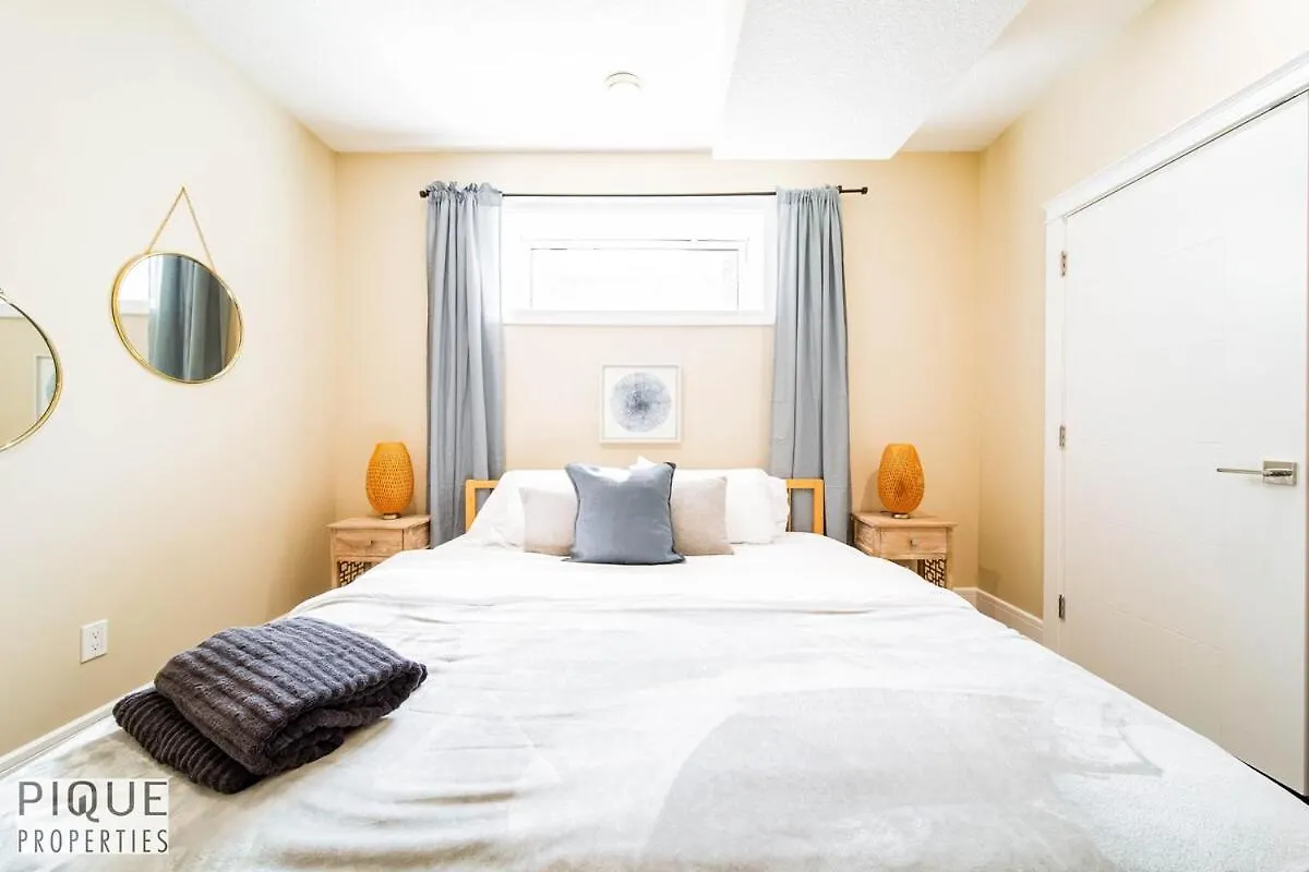 Sol Escape Home - King Bed - Hot Tub - Bbq - Sleeps 12 Edmonton 0*,  Canadá