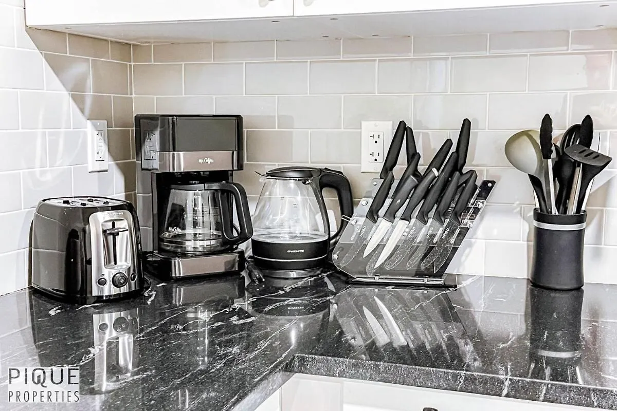 Apartamento Sol Escape Home - King Bed - Hot Tub - Bbq - Sleeps 12 Edmonton Canadá