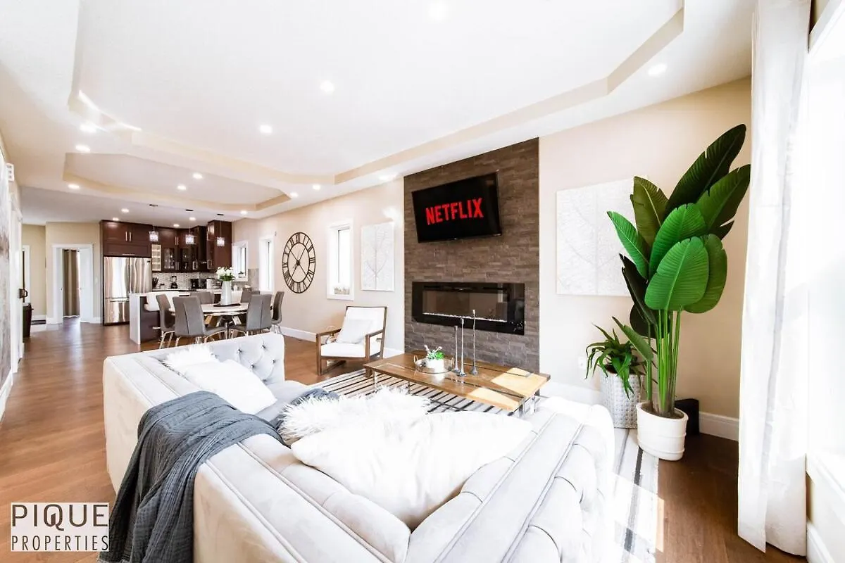 Sol Escape Home - King Bed - Hot Tub - Bbq - Sleeps 12 Edmonton