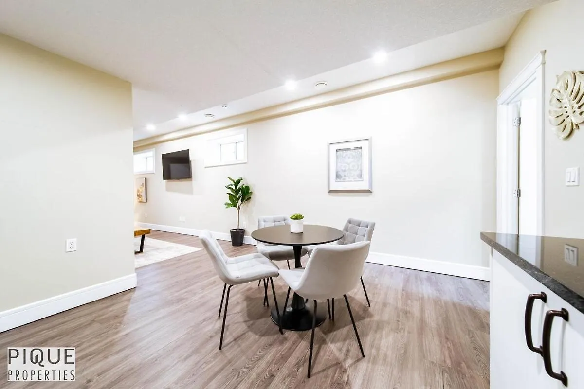 Sol Escape Home - King Bed - Hot Tub - Bbq - Sleeps 12 Edmonton