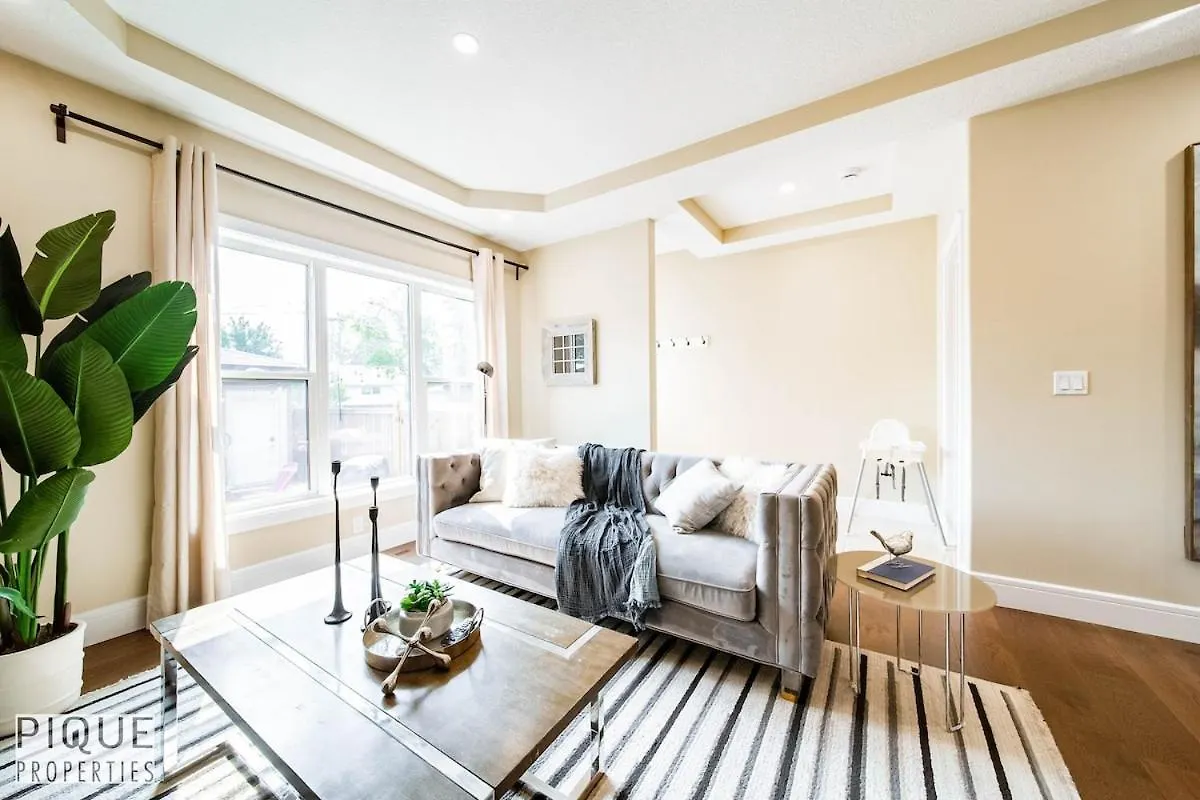Sol Escape Home - King Bed - Hot Tub - Bbq - Sleeps 12 Edmonton Canadá