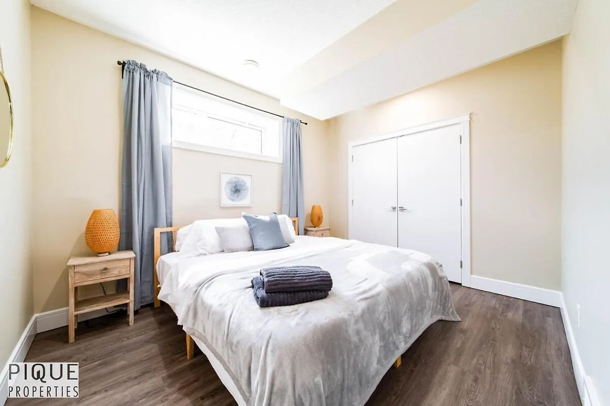 Apartamento Sol Escape Home - King Bed - Hot Tub - Bbq - Sleeps 12 Edmonton Canadá