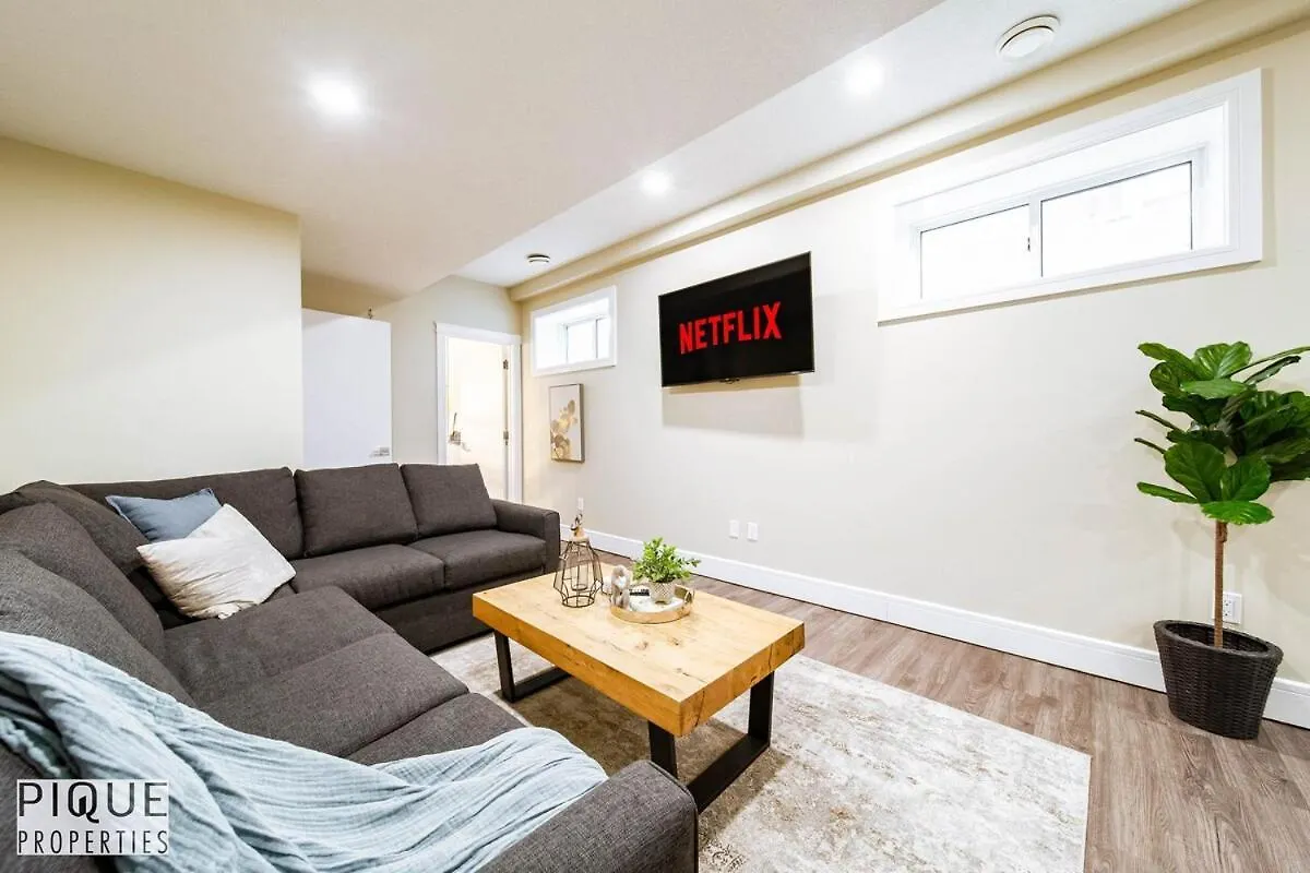 Sol Escape Home - King Bed - Hot Tub - Bbq - Sleeps 12 Edmonton Canadá
