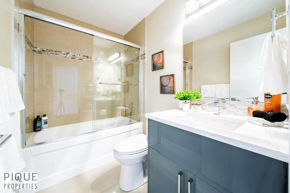 Sol Escape Home - King Bed - Hot Tub - Bbq - Sleeps 12 Edmonton 0*,  Canadá