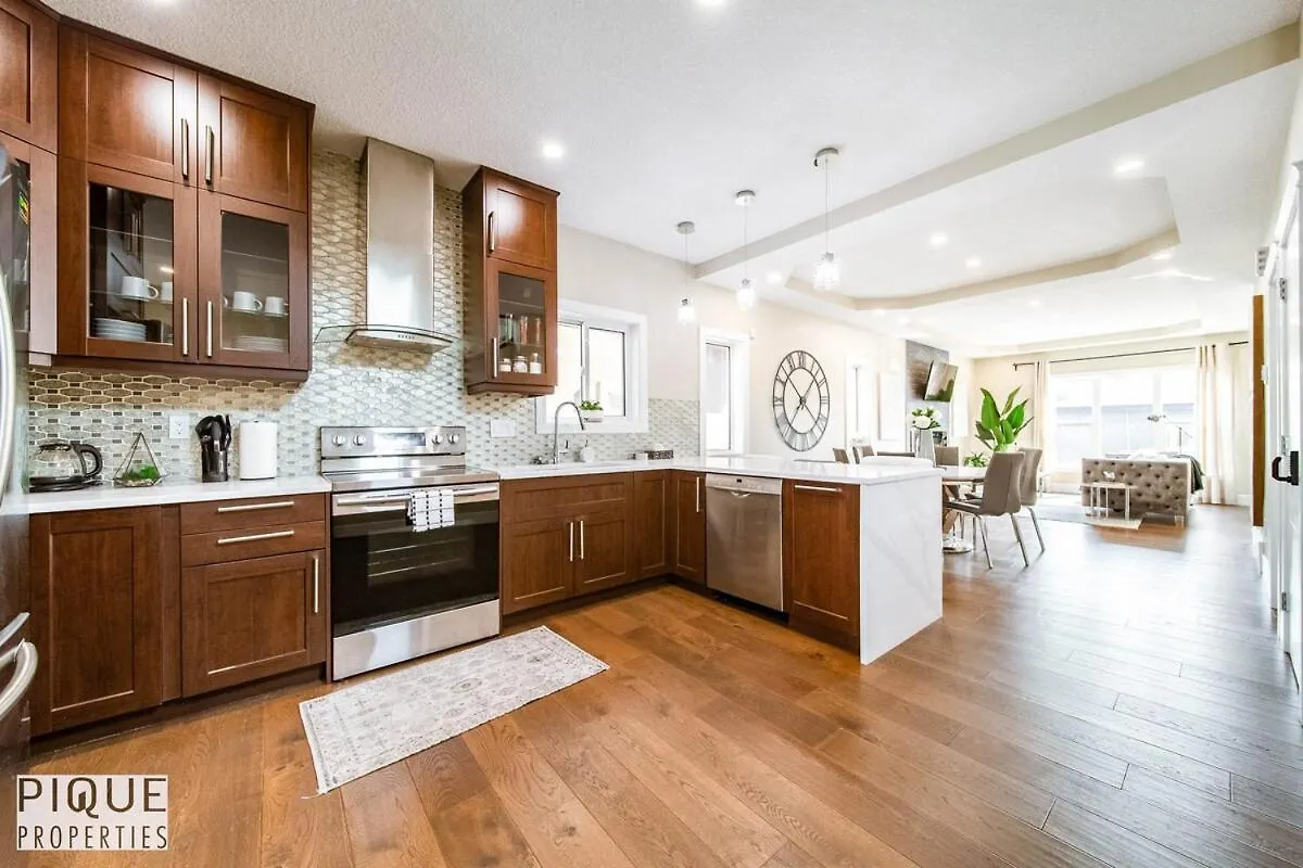 Sol Escape Home - King Bed - Hot Tub - Bbq - Sleeps 12 Edmonton