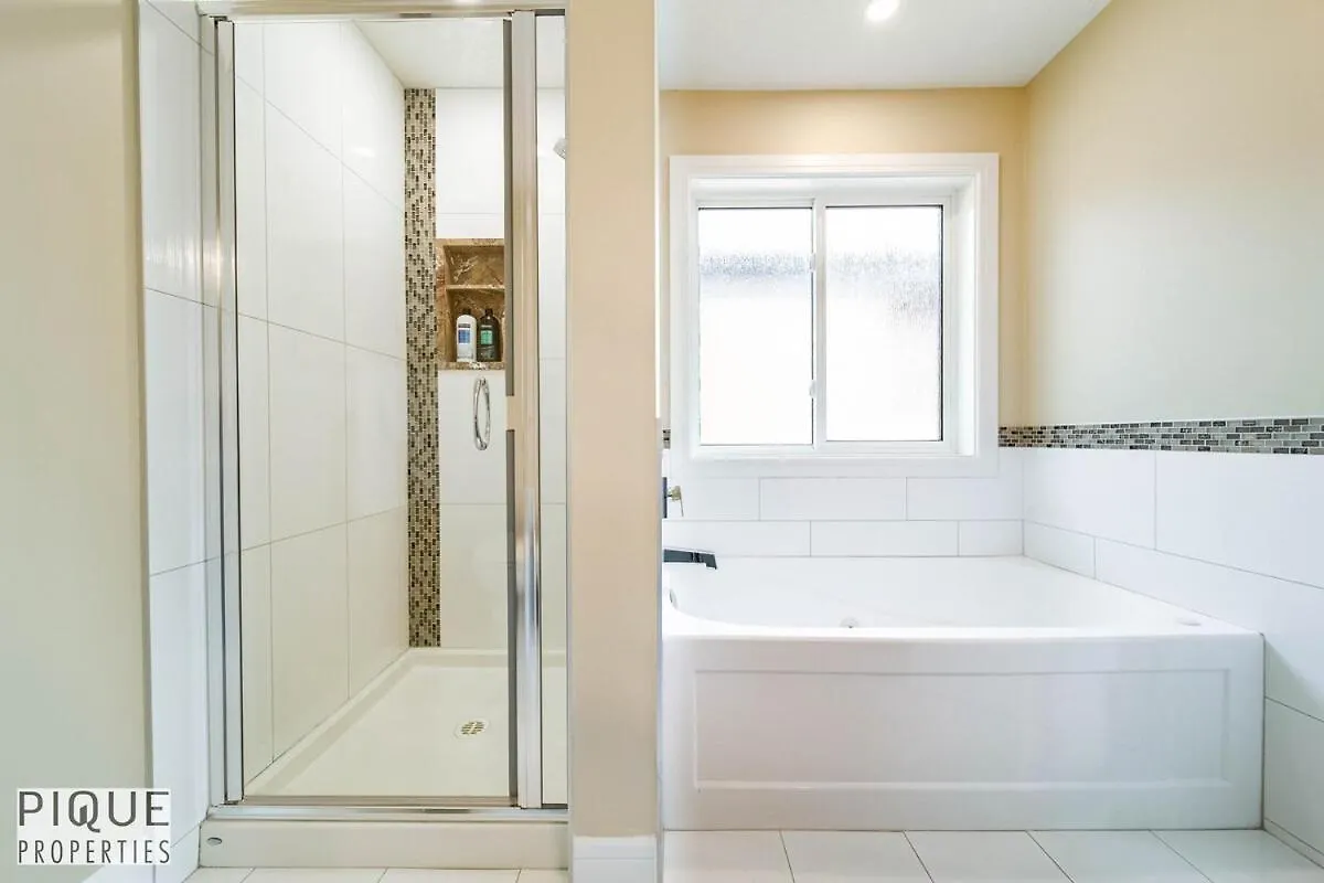 Sol Escape Home - King Bed - Hot Tub - Bbq - Sleeps 12 Edmonton Apartamento