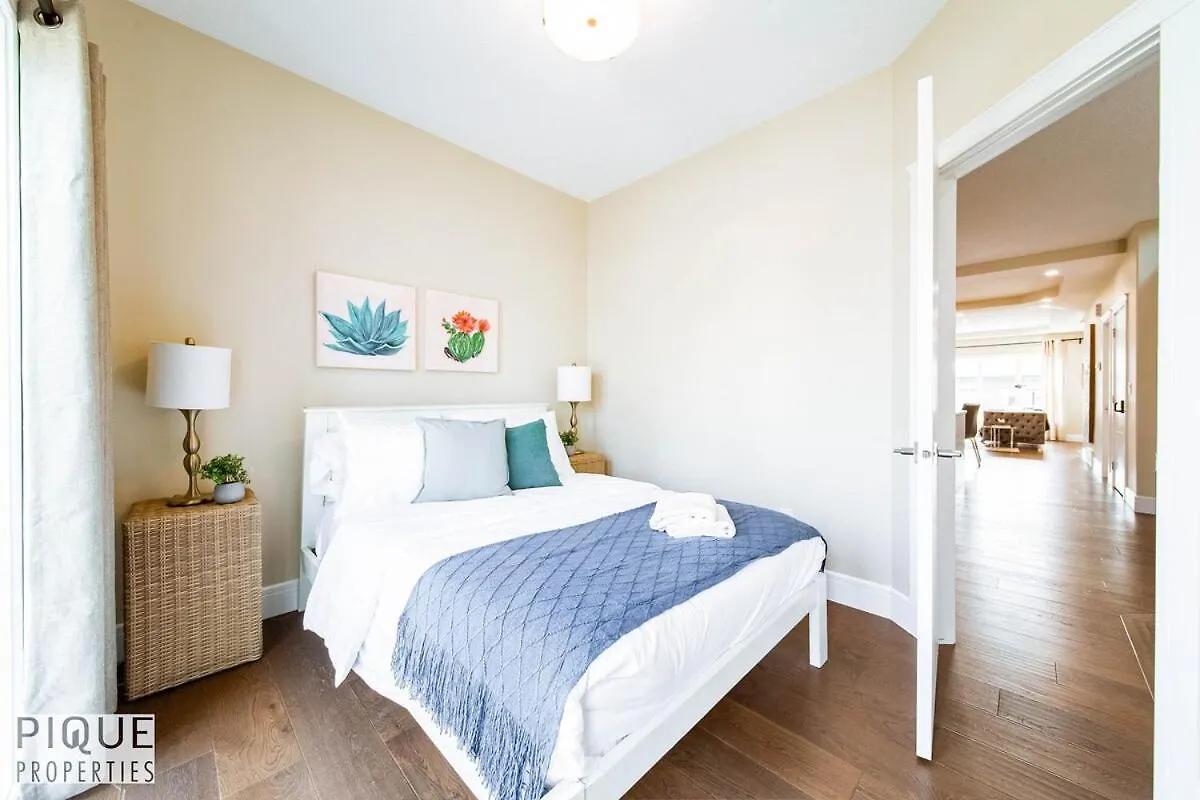 Sol Escape Home - King Bed - Hot Tub - Bbq - Sleeps 12 Edmonton