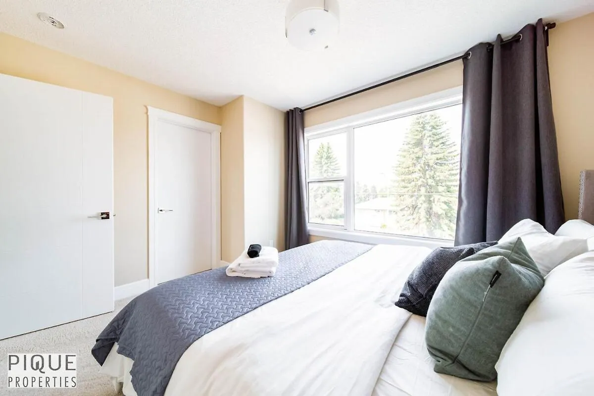 Sol Escape Home - King Bed - Hot Tub - Bbq - Sleeps 12 Edmonton